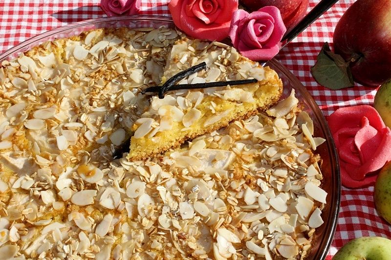 Jabłecznik z miodową, migdałowo-owsianą kruszonką