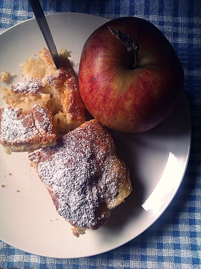 Jabłecznik z połówkami jabłek Jabłecznik z połówkami jabłek