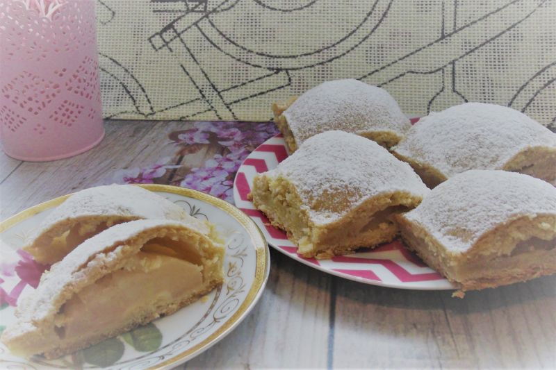 Jabłecznik z połówkami jabłek