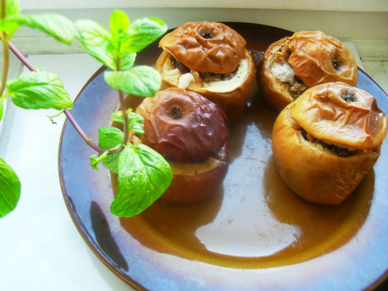 Jabłka faszerowane bakaliami Jabłka faszerowane bakaliami