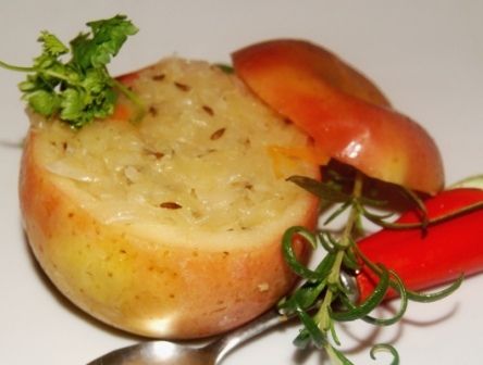 Jabłka faszerowane duszoną kiszoną kapustą