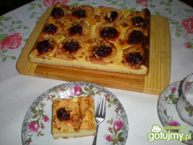 Jabłka na białym serze.