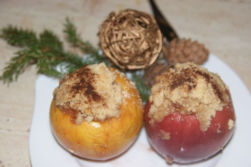 Jabłka pieczone pod maślaną kruszonką