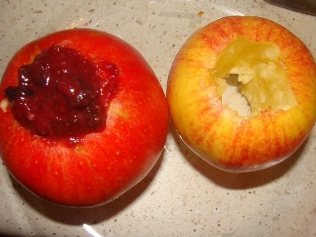Jabłka pieczone z dżemem wiśniowym