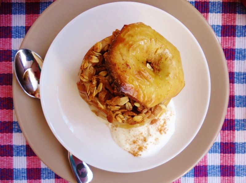 Jabłka pieczone z musli i syropem z hibiskusa