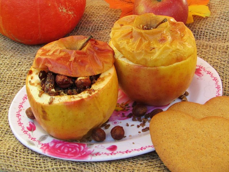 Jabłka pieczone z orzechami laskowymi i miodem