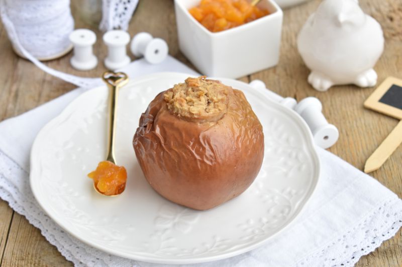 Jabłka pieczone z owsianką i masłem orzechowym Jabłka pieczone z owsianką i masłem orzechowym