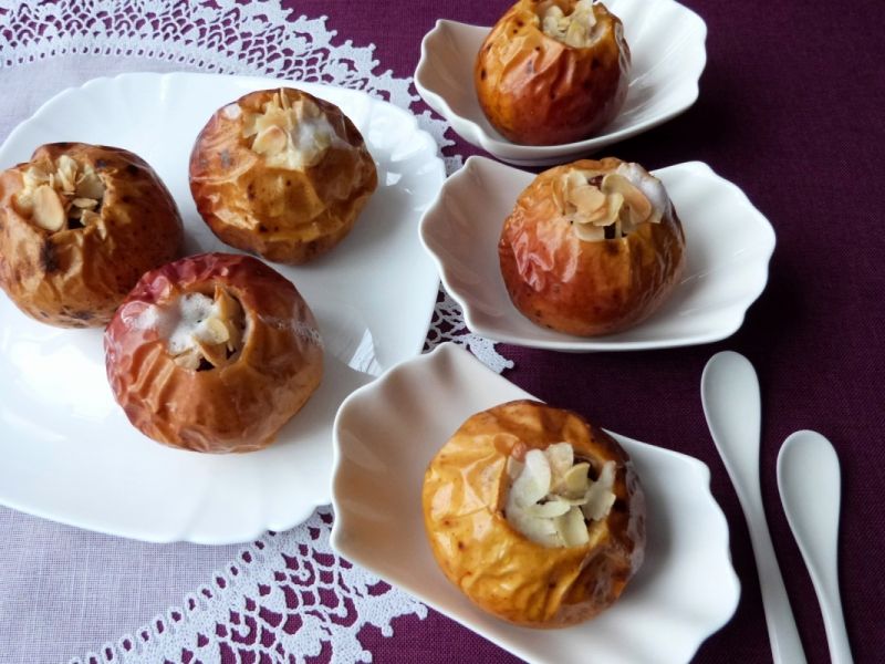 Jabłka pieczone z wiśniami i miodem