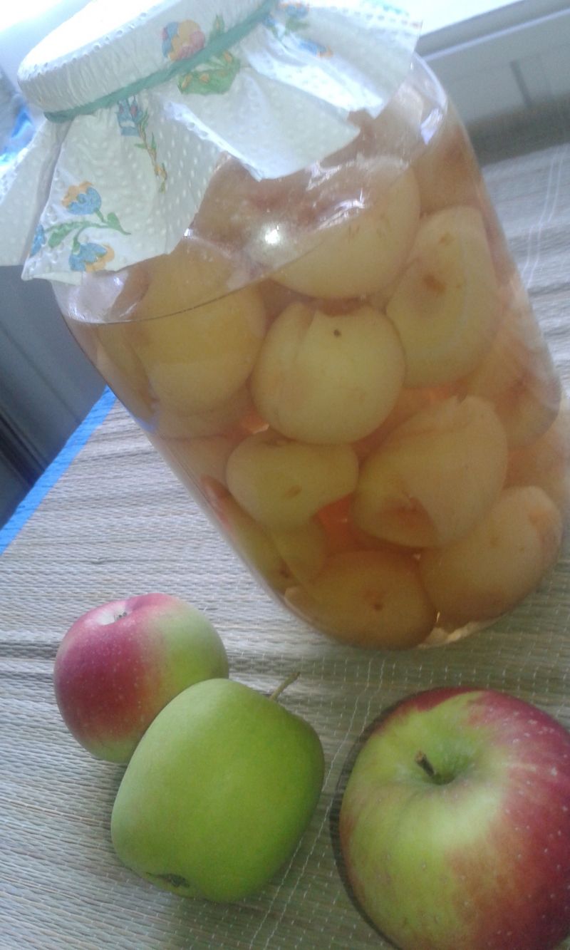 Jabłka w całości w kompocie