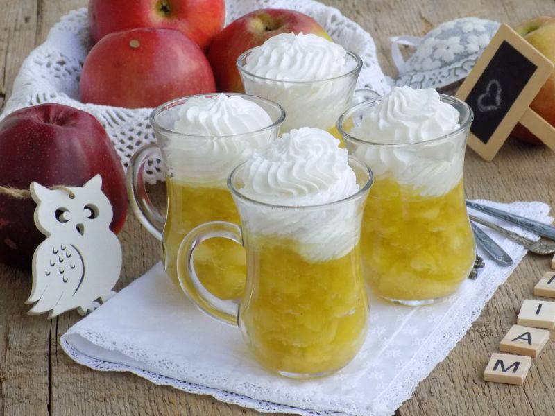 Jabłka w galaretce z bitą śmietaną