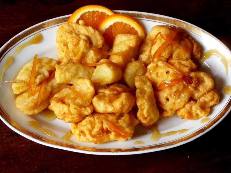 Jabłka w pomarańczowym cieście  Jabłka w pomarańczowym cieście