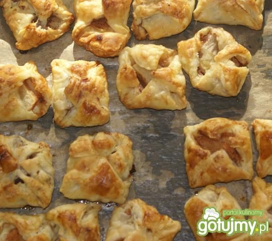 Jabłka z cynamonem w cieście francuskim Jabłka z cynamonem w cieście francuskim