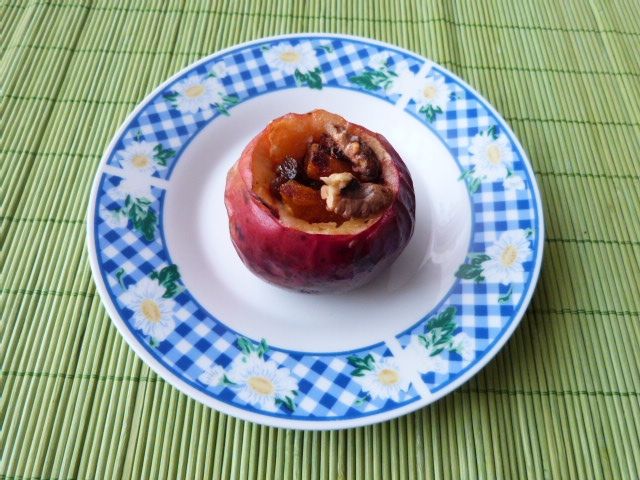 Jabłka zapiekane z orzechami