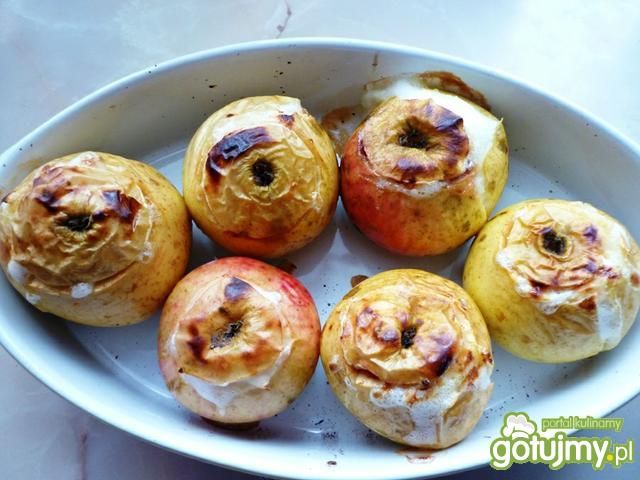 Jabłka zapiekane z powidłami śliwkowymi