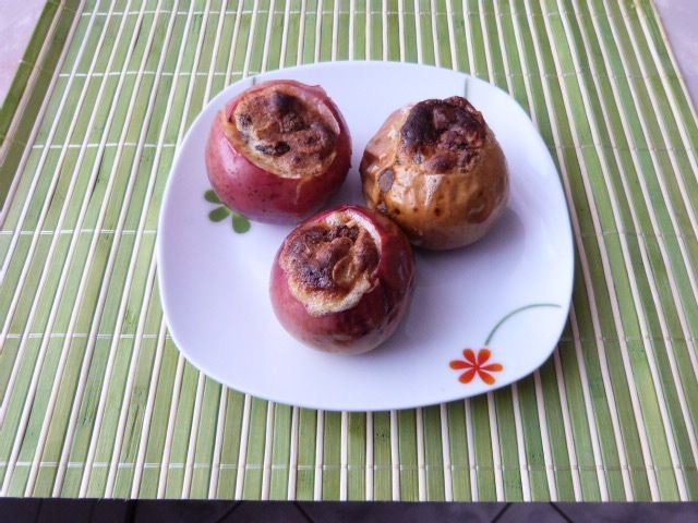 Jabłka zapiekane z rodzynkami