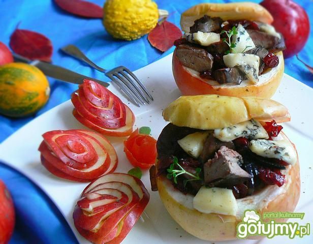 Jabłka zapiekane z wątróbką, żurawiną 