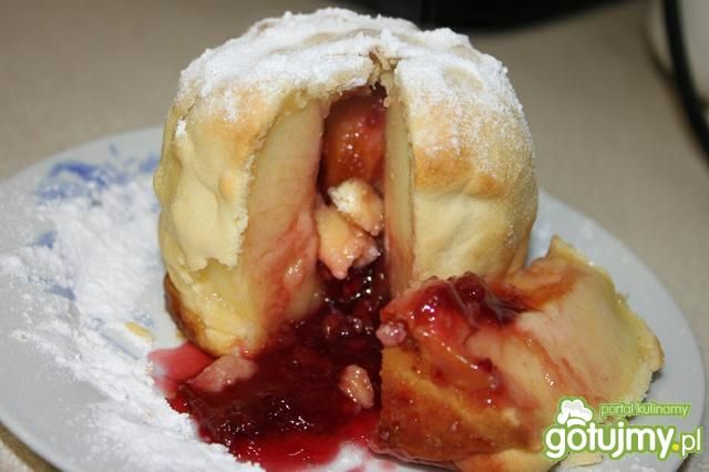 Jabłko pieczone w cieście z wiśniami 