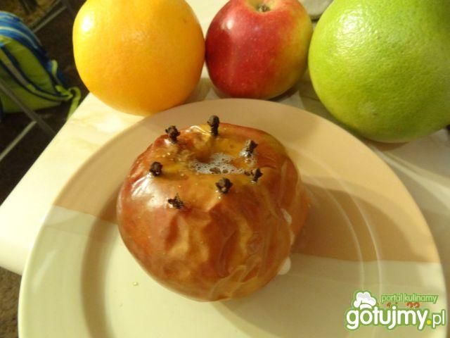 Jabłko pieczone z goździkami Jabłko pieczone z goździkami