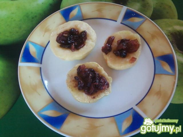 Jabłko zapiekane z żurawiną.