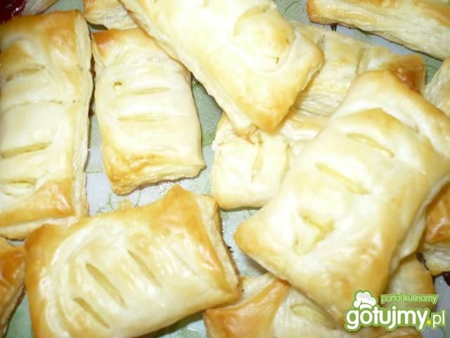 Jabłkowe ciastka z ciasta francuskiego