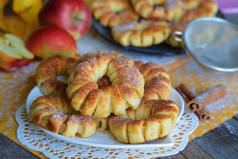 Jabłkowe kwiatuszki z cynamonem Jabłkowe kwiatuszki z cynamonem