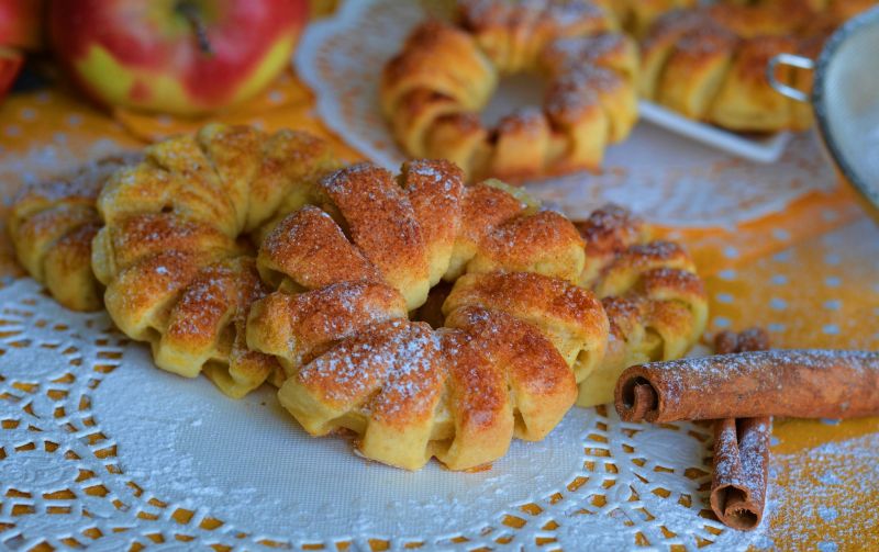 Jabłkowe kwiatuszki z cynamonem Jabłkowe kwiatuszki z cynamonem