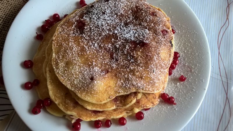 Jabłkowe pancakes z porzeczkami