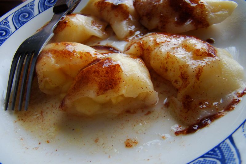 Jabłkowe pierogi z sosem cynamonowym