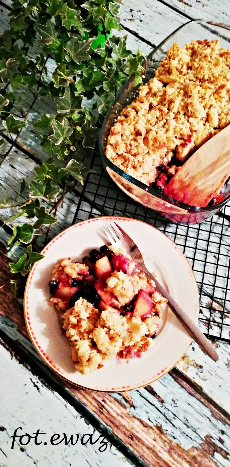 Jabłkowo-gruszkowo-borówkowe crumble