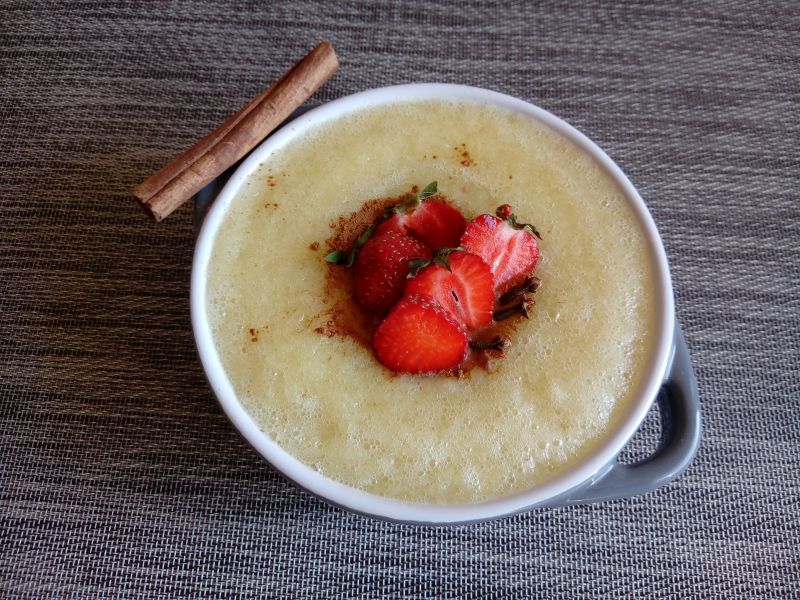 Jabłkowy deser z cynamonem i truskawką