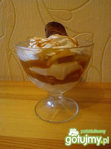 Jabłkowy deser z sosem toffi.
