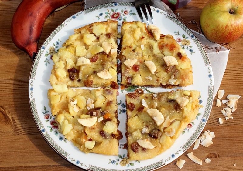 Jabłkowy placek z suszonymi owocami i bananem Jabłkowy placek z suszonymi owocami i bananem
