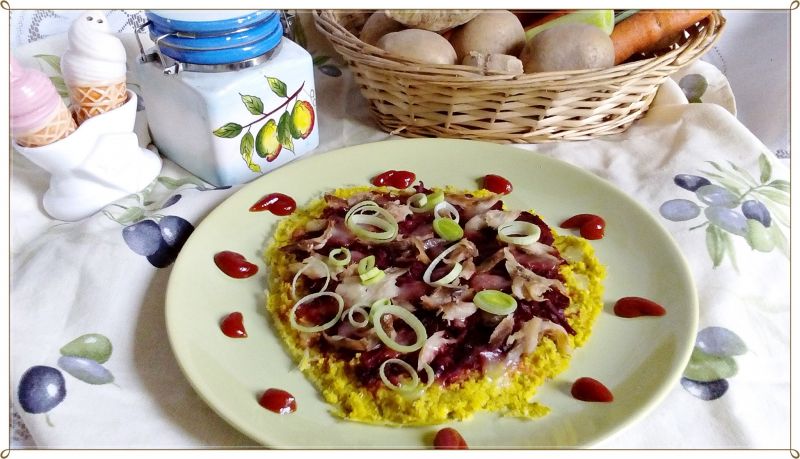 Jaglana pizza z duszonym burakiem i makrelą