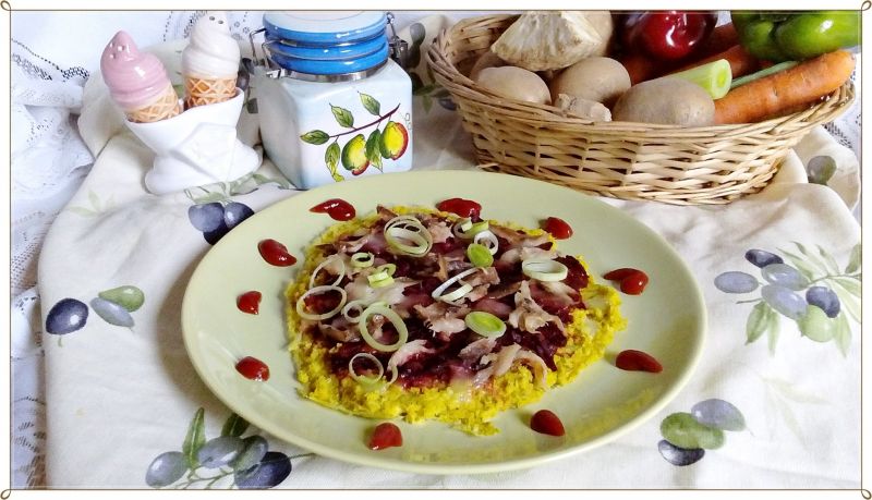 Jaglana pizza z duszonym burakiem i makrelą