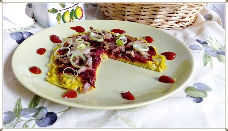 Jaglana pizza z duszonym burakiem i makrelą