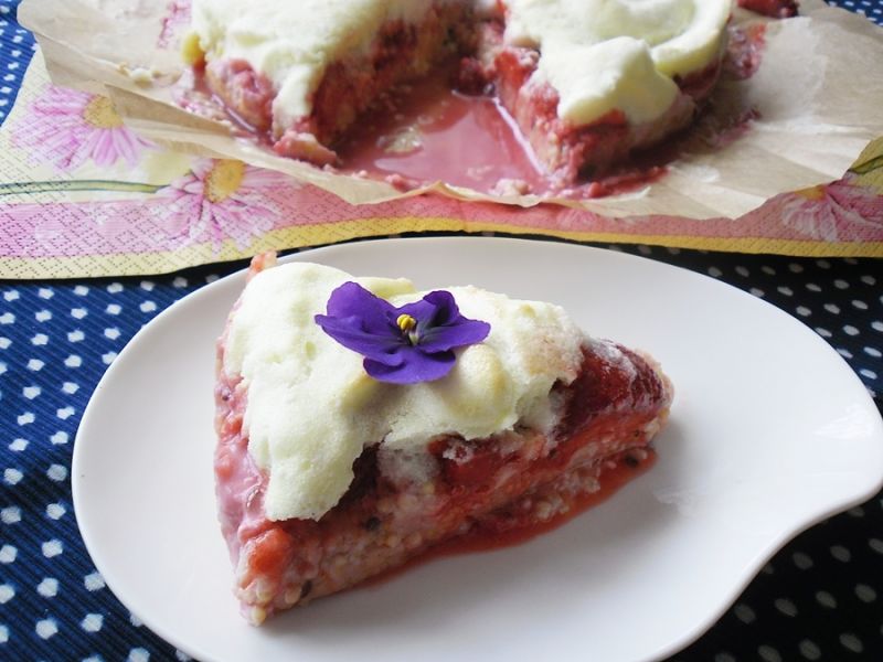 Jaglana "tarta" z truskawkami i cytrynową pianką  Jaglana "tarta" z truskawkami i cytrynową pianką