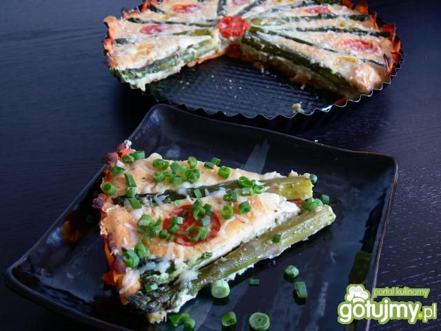 Jaglana tarta z zielonymi szparagami