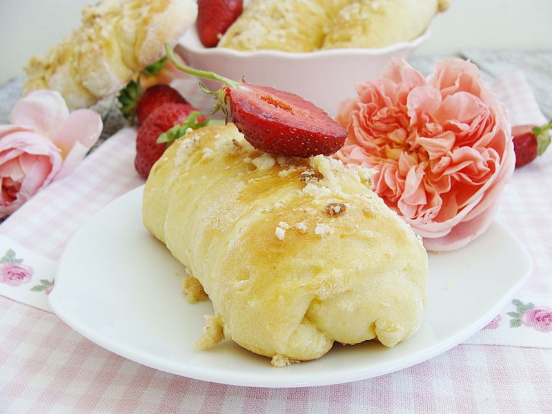 Jaglane drożdżówki z truskawkami i kruszonką