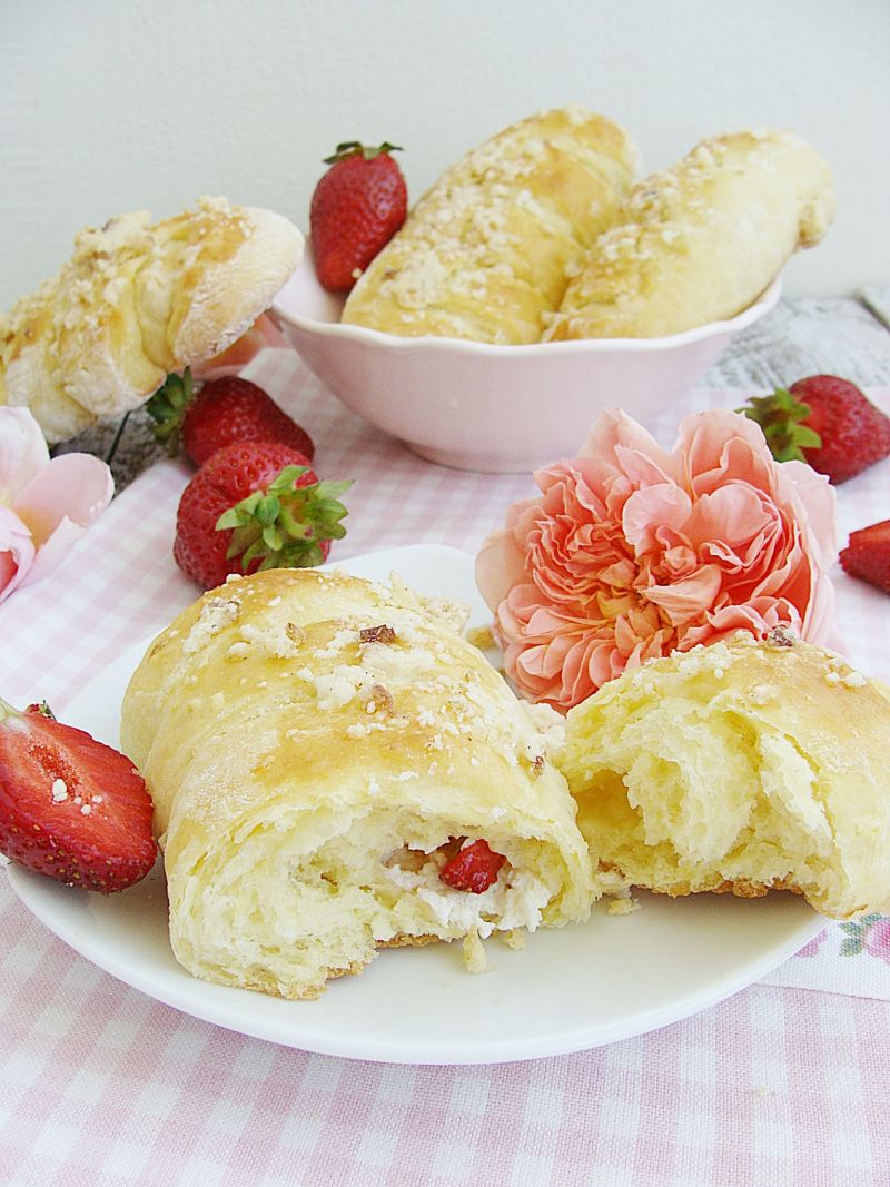 Jaglane drożdżówki z truskawkami i kruszonką