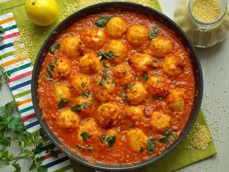 Jaglane klopsiki z łososiem w sosie pomidorowym  Jaglane klopsiki z łososiem w sosie pomidorowym