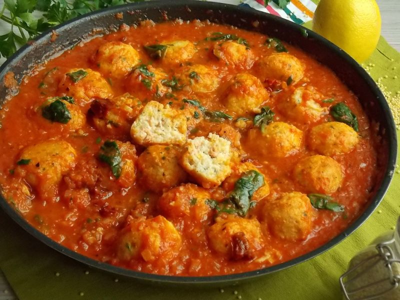 Jaglane klopsiki z łososiem w sosie pomidorowym  Jaglane klopsiki z łososiem w sosie pomidorowym