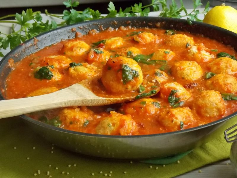 Jaglane klopsiki z łososiem w sosie pomidorowym  Jaglane klopsiki z łososiem w sosie pomidorowym