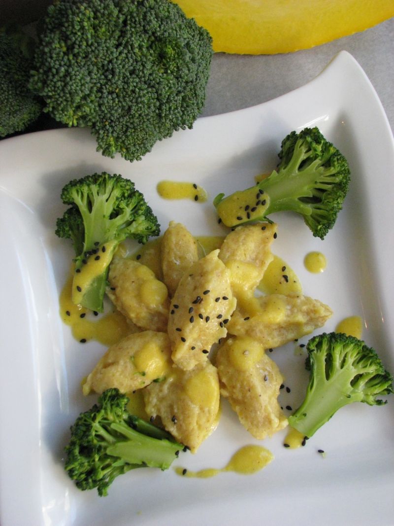 Jaglane kluseczki dyniowe i sos sezamowy Jaglane kluseczki dyniowe i sos sezamowy