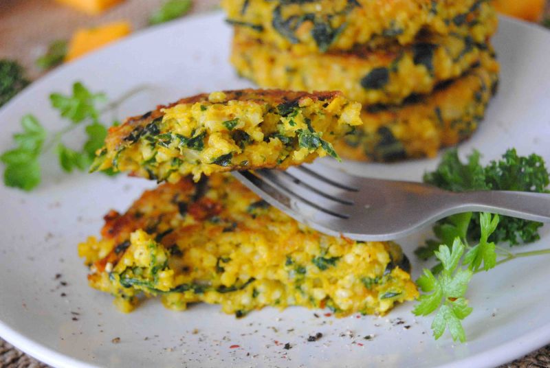 Jaglane kotleciki z dynią i jarmużem 