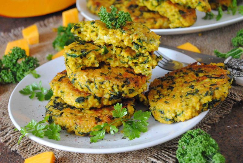 Jaglane kotleciki z dynią i jarmużem 