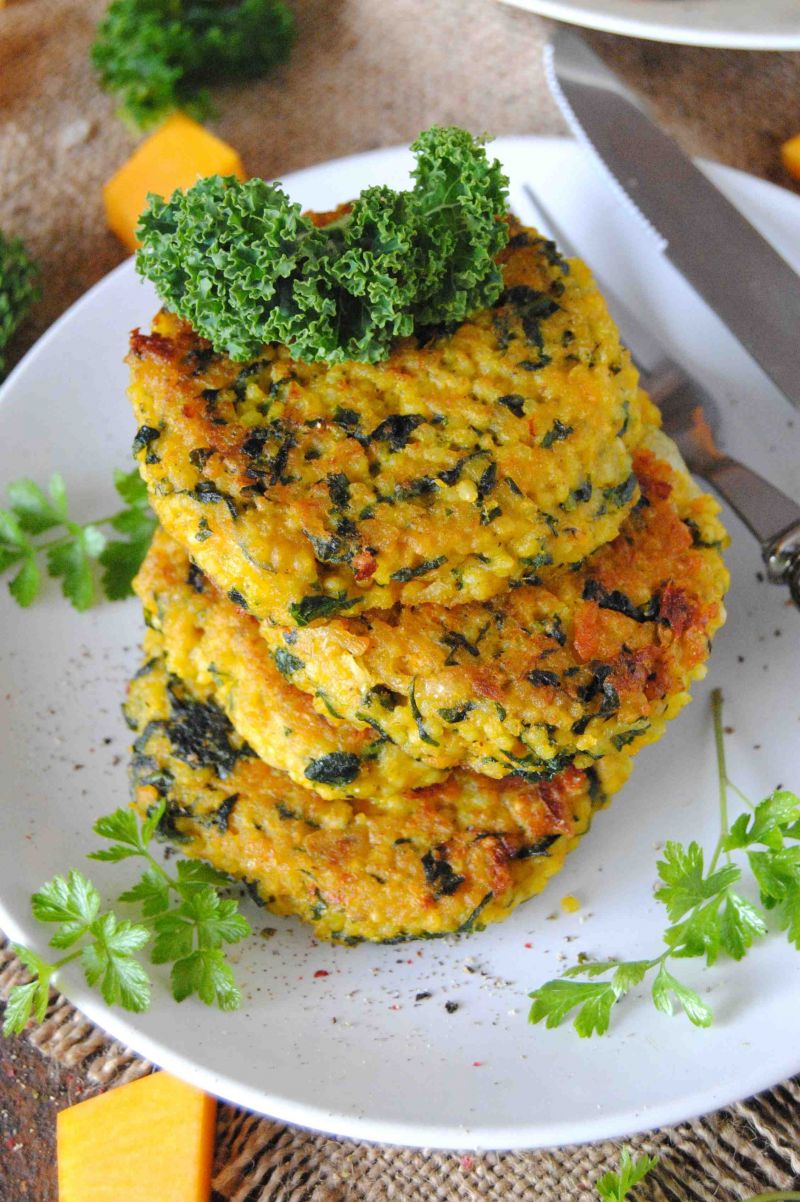 Jaglane kotleciki z dynią i jarmużem 