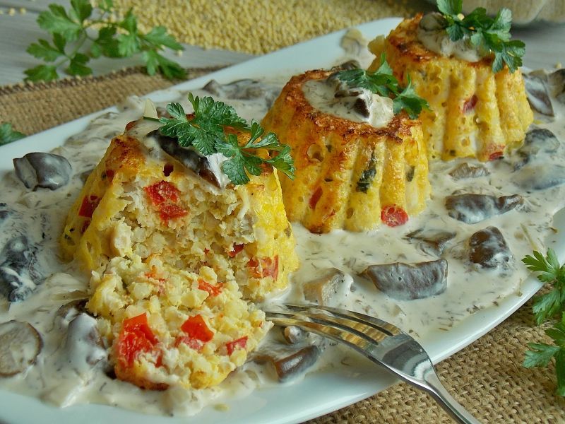 Jaglane muffinki z kremowym sosem grzybowym
