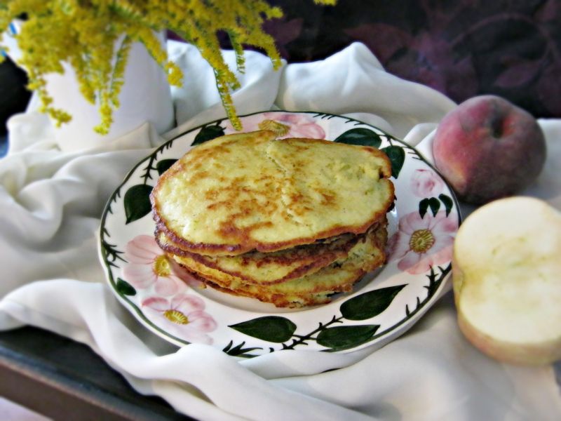 Jaglane placuszki z brzoskwinią i jabłkiem