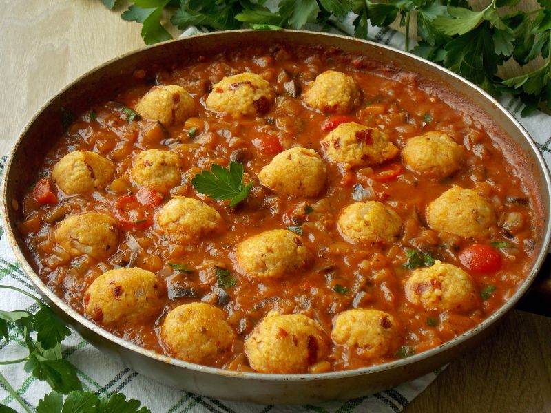 Jaglane pulpeciki w pomidorowym sosie z bakłażanem Jaglane pulpeciki w pomidorowym sosie z bakłażanem