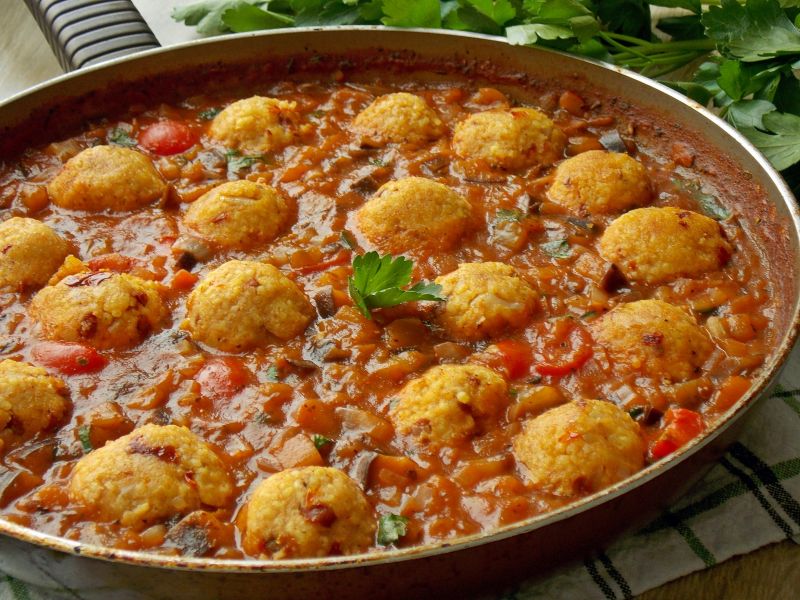 Jaglane pulpeciki w pomidorowym sosie z bakłażanem Jaglane pulpeciki w pomidorowym sosie z bakłażanem